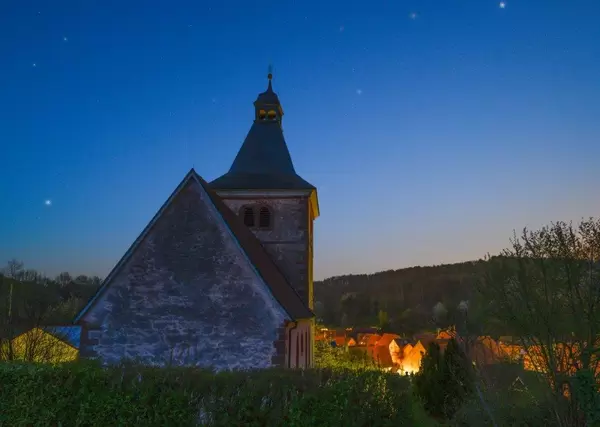 Kirche mit Nachthimmel