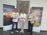 Bürgermeister Gerrit Müller (rechts), Sabine Schneider (Regionalreferentin Westerwald, Energieagentur Rheinland-Pfalz) sowie Markus Schmiedl (Bauamtsleiter und Klimaschutzkoordinator der VG Rennerod) halten die neue Broschüre hoch