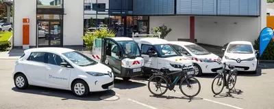 Das Foto zeigt einen kommunalen Fuhrpark mit E-Fahrzeugen