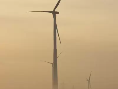 Windenergieanlagen im Nebel