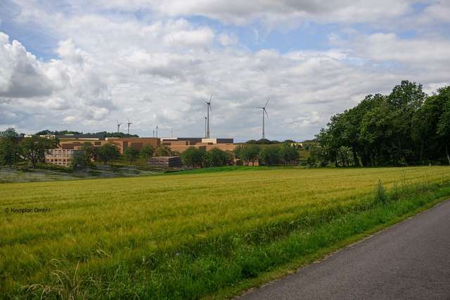 Wiese mit Gebäuden im Hintergrund