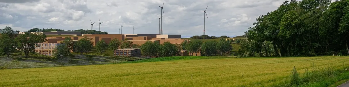 Wiese mit Gebäuden im Hintergrund