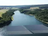 Solaranlage schwimmt auf dem Wasser