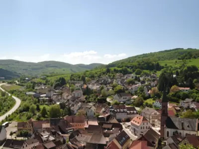 Dorf in Landschaft