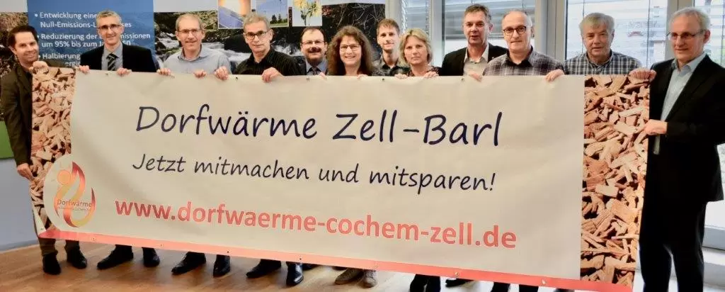 Beschäftigte der Kreisverwaltung Cochem-Zell halten Banner