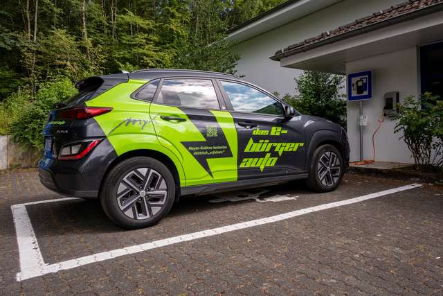 E-Carsharing-Fahrzeug auf Parkplatz beim Ladevorgang