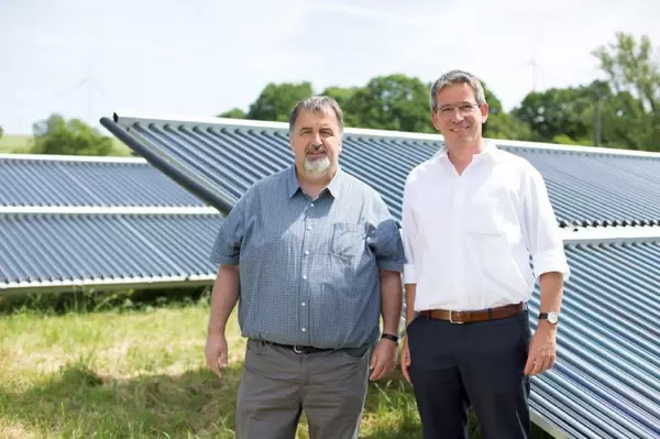 Zwei Personen vor Solarthermie-Anlagen