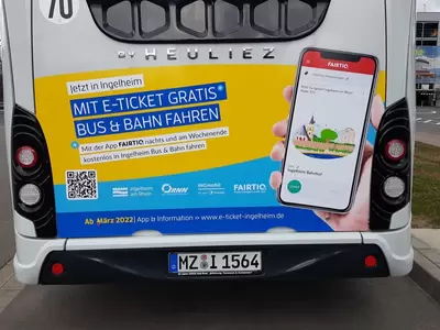 Bus von hinten mit Werbung zum kostenlosen ÖPNV Angebot