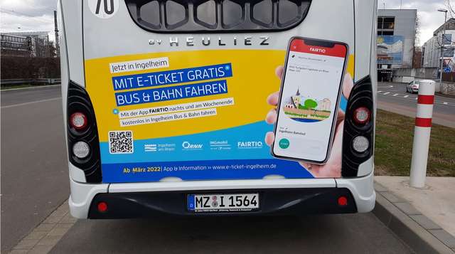 Bus von hinten mit Werbung zum kostenlosen ÖPNV Angebot