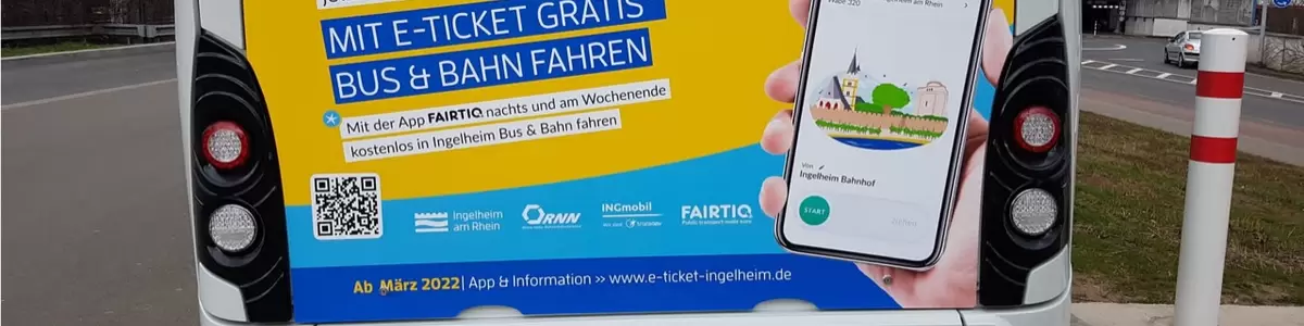 Bus von hinten mit Werbung zum kostenlosen ÖPNV Angebot