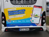 Bus von hinten mit Werbung zum kostenlosen ÖPNV Angebot