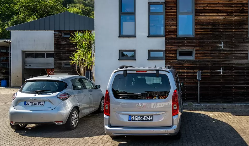 Das Foto zeigt ein E-Kleinwagen und ein E-Transporter