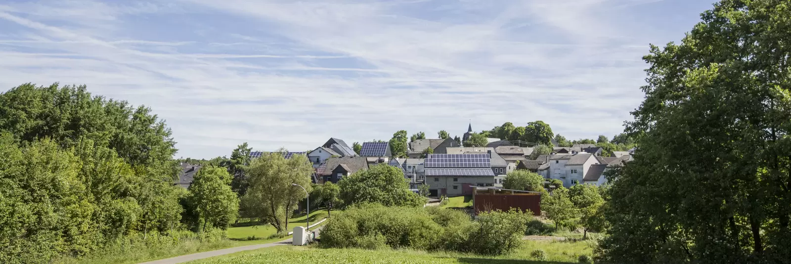 Blick auf das Dorf Schnorbach. Auf vielen Hausdächern sind PV-Anlagen installiert.