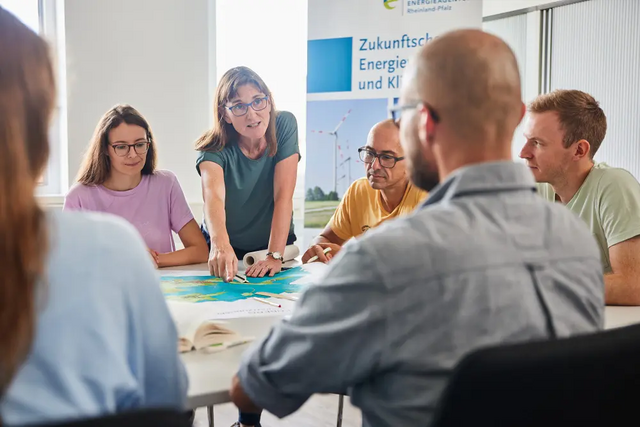 Besprechung mehrerer Menschen zum Thema Bauleitplanung