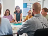 Besprechung mehrerer Menschen zum Thema Bauleitplanung