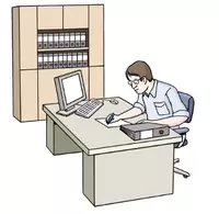 Ein Mann sitzt an einem Schreibtisch und arbeitet am Computer.