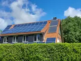 Haus mit Dach-PV und Begrünung 