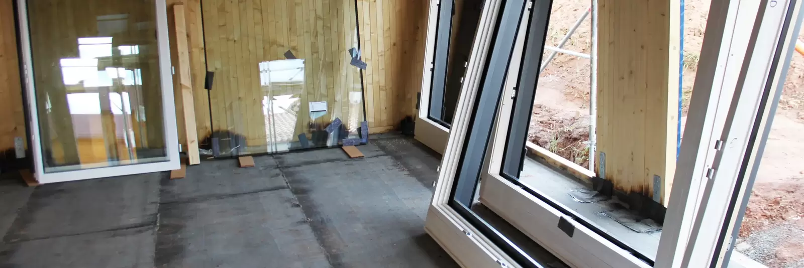 In einem Passivhaus in Massivholzbauweise werden dreifachverglaste Fenster eingesetzt.