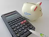 Geld sparen: Symbolbild mit Taschenrechner und Sparschwein