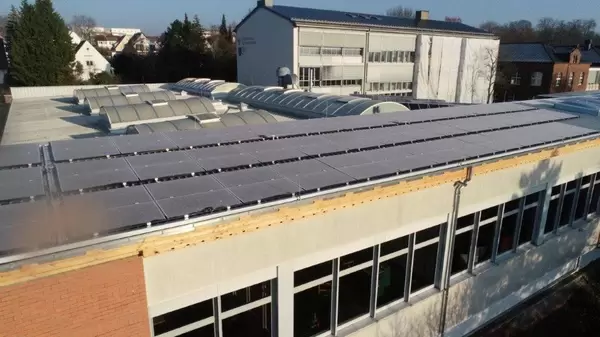 Solaranlage auf Dach einer Schule