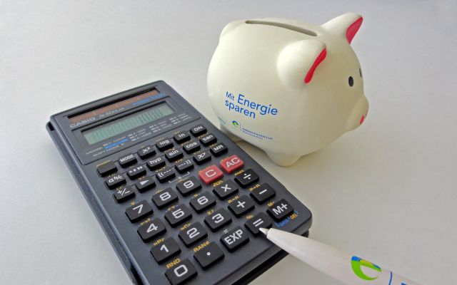 Geld sparen: Symbolbild mit Taschenrechner und Sparschwein