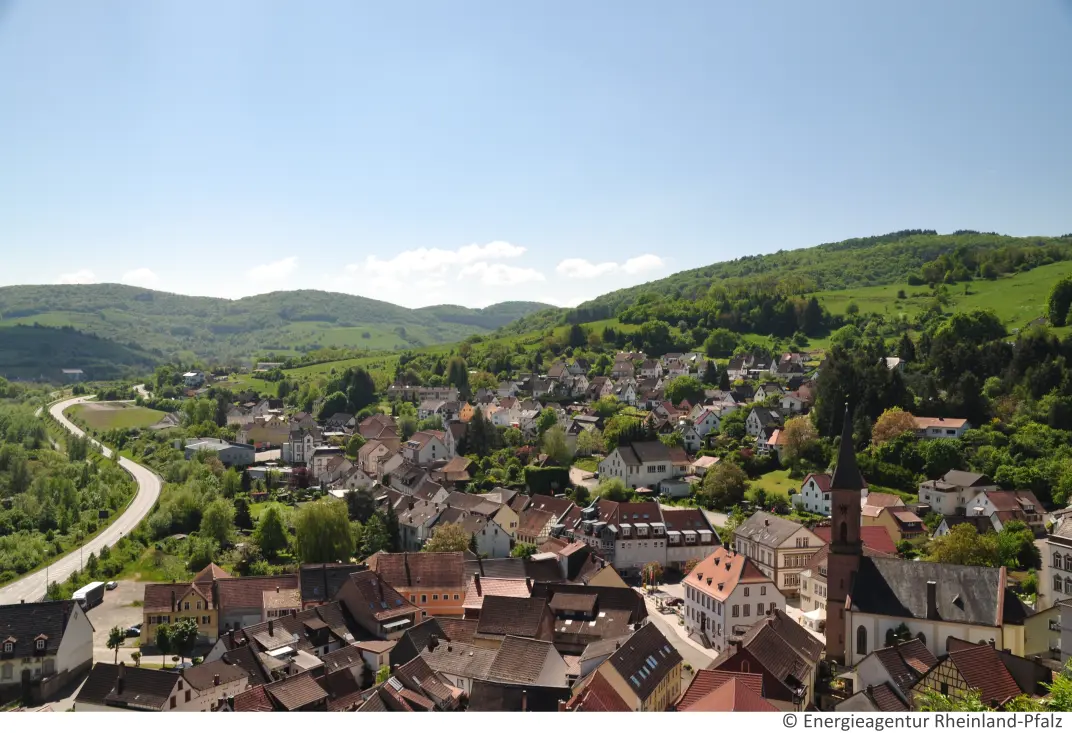 Blick auf die Kommune Wolfstein mit dem Pfälzer Wald im Hintergrund