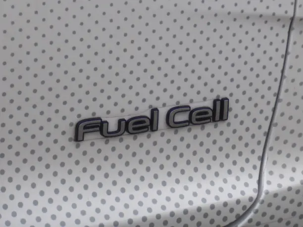 Auf einem Auto steht die Aufschrit "Fuel cell"