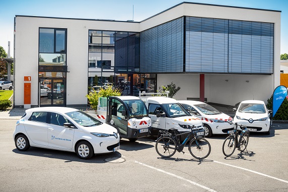 Das Foto zeigt E-Fahrzeuge gruppiert